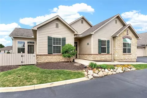 7049 Creekside Cir, Fairborn, OH 45324
