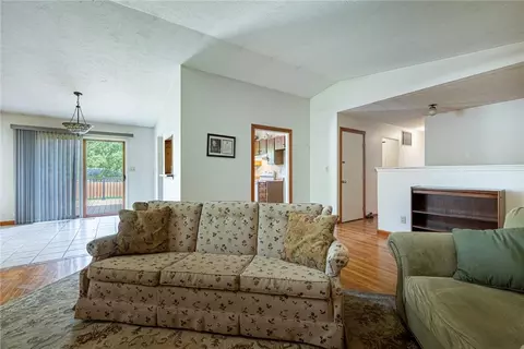 Living - 9905 Shawnee Trl, Centerville, OH 45458 photo 5 of 8
