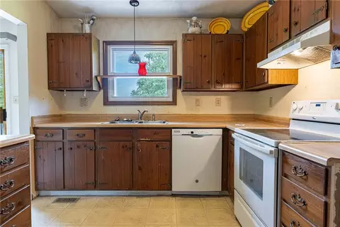 Kitchen - 9905 Shawnee Trl, Centerville, OH 45458 photo 2 of 3