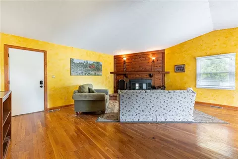 Living - 9905 Shawnee Trl, Centerville, OH 45458 photo 2 of 8