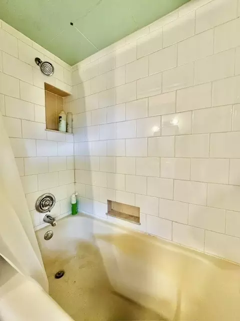 Bath - 29 Oakland Ct, Springfield, OH 45505 photo 5 of 5