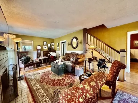 Living - 29 Oakland Ct, Springfield, OH 45505 photo 2 of 9