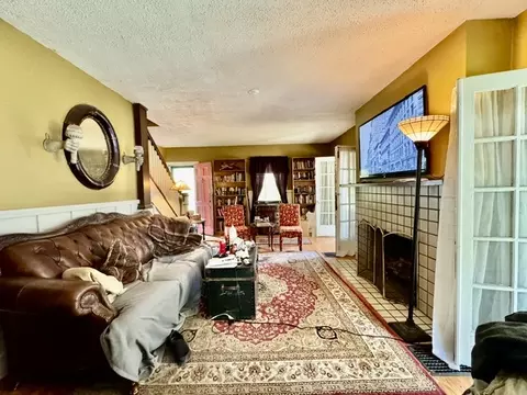 Living - 29 Oakland Ct, Springfield, OH 45505 photo 5 of 9