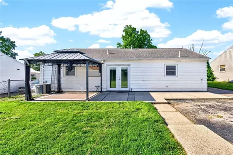 Exterior - 2437 N Aragon Ave, Kettering, OH 45420 photo 5 of 8