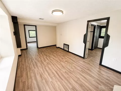 Living - 121 E 5th St, Franklin, OH 45005 photo 3 of 4