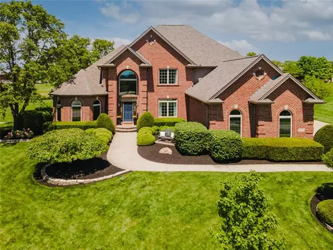 1123 Waters Edge Dr, Centerville, OH 45458