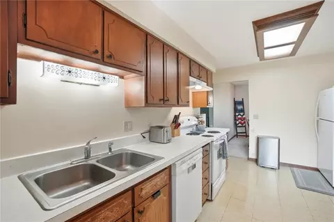 Kitchen - 5025 Artesia Dr, Kettering, OH 45440 photo 4 of 6