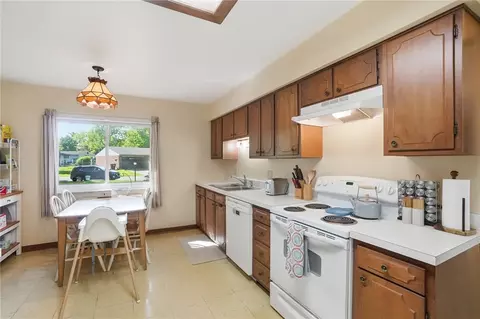 Kitchen - 5025 Artesia Dr, Kettering, OH 45440 photo 2 of 6
