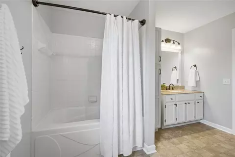 Bath - 80 Cambridge Dr, Springboro, OH 45066 photo 2 of 3