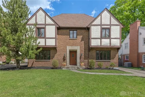 215 Beverly Pl, Oakwood, OH 45419
