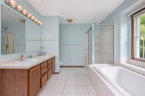 Bath - 1989 Home Path Ct, Centerville, OH 45459 photo 3 of 4