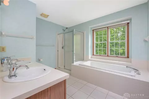 Bath - 1989 Home Path Ct, Centerville, OH 45459 photo 2 of 4