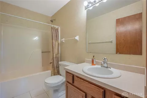 Bath - 1989 Home Path Ct, Centerville, OH 45459 photo 4 of 4