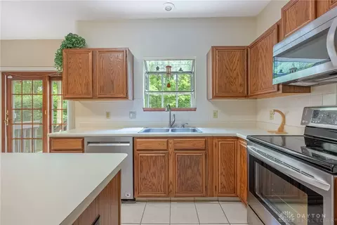 Kitchen - 1989 Home Path Ct, Centerville, OH 45459 photo 2 of 6