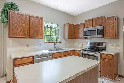 Kitchen - 1989 Home Path Ct, Centerville, OH 45459 photo 4 of 6