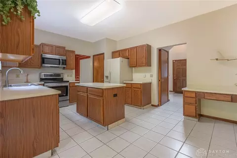 Kitchen - 1989 Home Path Ct, Centerville, OH 45459 photo 5 of 6