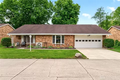 6668 Oakwood Ln, Huber Heights, OH 45424