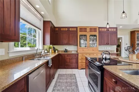 Kitchen - 4380 N River Rd, Springfield, OH 45502 photo 4 of 6