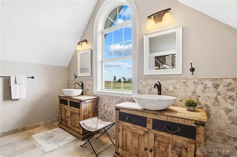 Bath - 4380 N River Rd, Springfield, OH 45502 photo 8 of 10