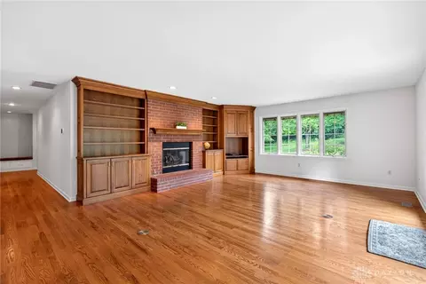Living - 3048 Locust Camp Rd, Kettering, OH 45419 photo 7 of 8