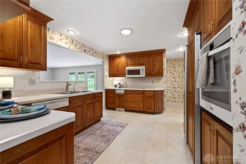 Kitchen - 3048 Locust Camp Rd, Kettering, OH 45419 photo 6 of 7