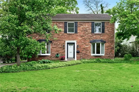 222 Wisteria Dr, Oakwood, OH 45419
