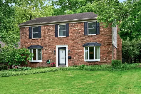 222 Wisteria Dr, Oakwood, OH 45419
