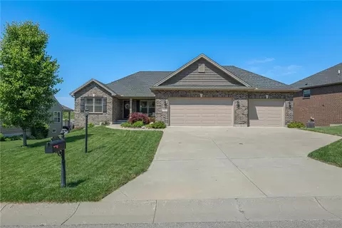 17 Louise Dr, Springboro, OH 45066