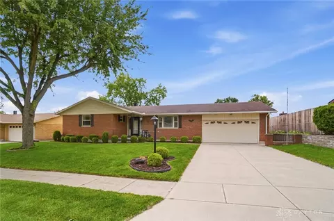 742 Greenview Dr, Tipp City, OH 45371