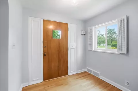 Entry Way - 327 Ardmore Rd, Springfield, OH 45504 photo 2 of 8