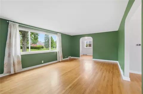 Living - 327 Ardmore Rd, Springfield, OH 45504 photo 4 of 8