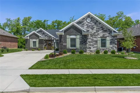 928 Millstone Dr, Tipp City, OH 45371