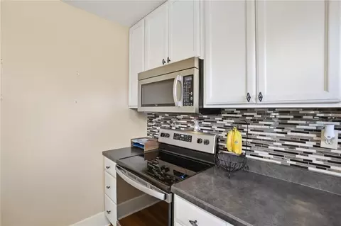 Kitchen - 146 N Kensington Pl, Springfield, OH 45504 photo 2 of 4