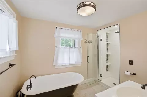 Bath - 146 N Kensington Pl, Springfield, OH 45504 photo 2 of 3