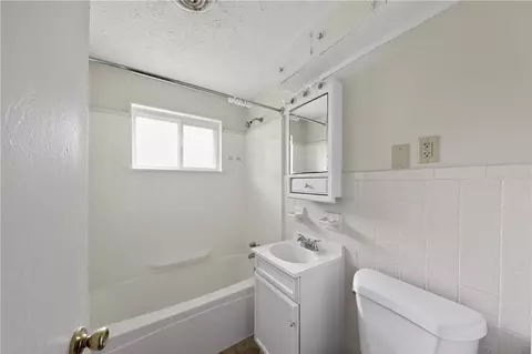 Bath - 840 Brookfield Rd, Kettering, OH 45429 photo 1 of 1