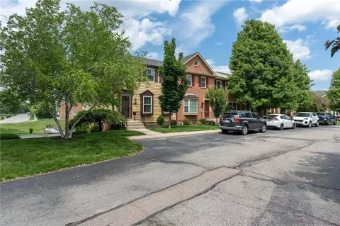 2701 N Kings Arms Cir, Centerville, OH 45440