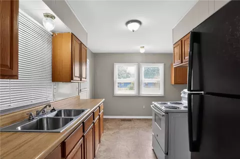 Kitchen - 2217 S Hadley Rd, Springfield, OH 45505 photo 3 of 4