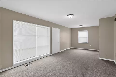 Living - 2217 S Hadley Rd, Springfield, OH 45505 photo 3 of 4