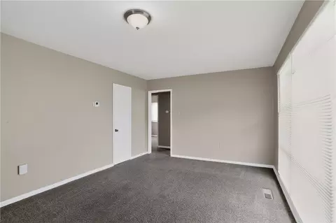 Living - 2217 S Hadley Rd, Springfield, OH 45505 photo 2 of 4