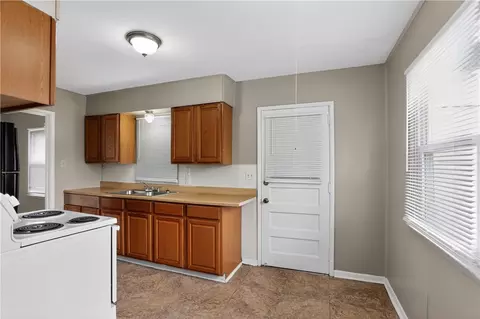 Kitchen - 2217 S Hadley Rd, Springfield, OH 45505 photo 2 of 4