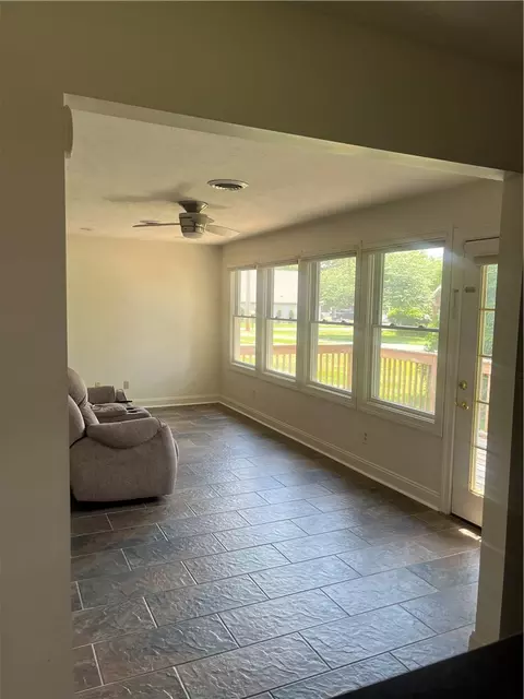 Living - 505 Ridgeview Ct, Springfield, OH 45504 photo 3 of 6