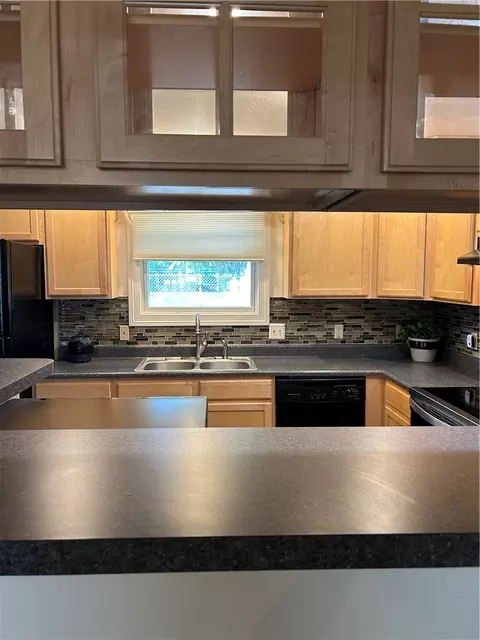 Kitchen - 505 Ridgeview Ct, Springfield, OH 45504 photo 2 of 3