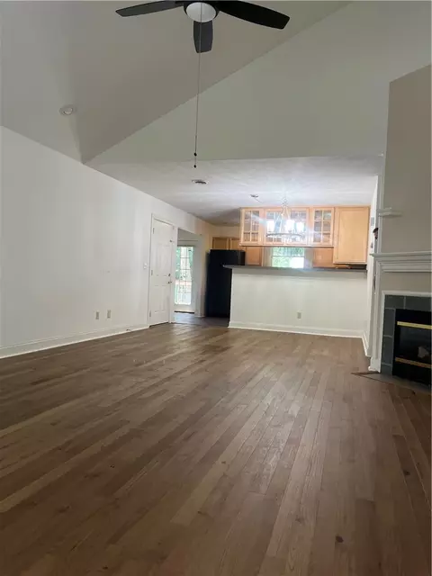 Living - 505 Ridgeview Ct, Springfield, OH 45504 photo 5 of 6