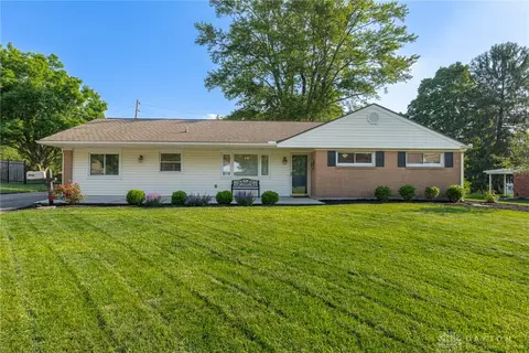 152 Blackstone Dr, Centerville, OH 45459