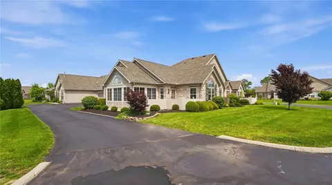 7026 Creekside Cir, Fairborn, OH 45324