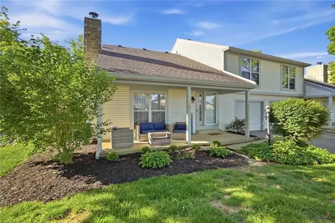 2051 Foxknoll Dr, Centerville, OH 45458