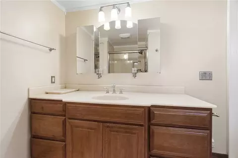 Bath - 1824 Crescent Dr, Springfield, OH 45504 photo 6 of 9