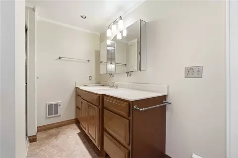 Bath - 1824 Crescent Dr, Springfield, OH 45504 photo 5 of 9
