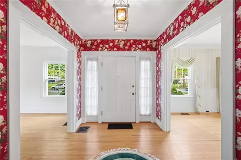 Entry Way - 1824 Crescent Dr, Springfield, OH 45504 photo 2 of 10