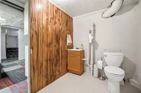 Bath - 1824 Crescent Dr, Springfield, OH 45504 photo 9 of 9